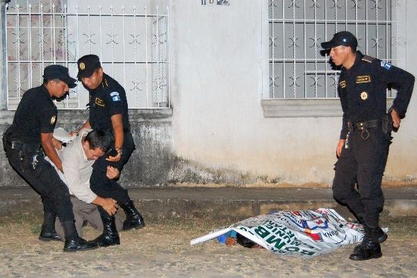 policía observa  cadáver de Juárez.