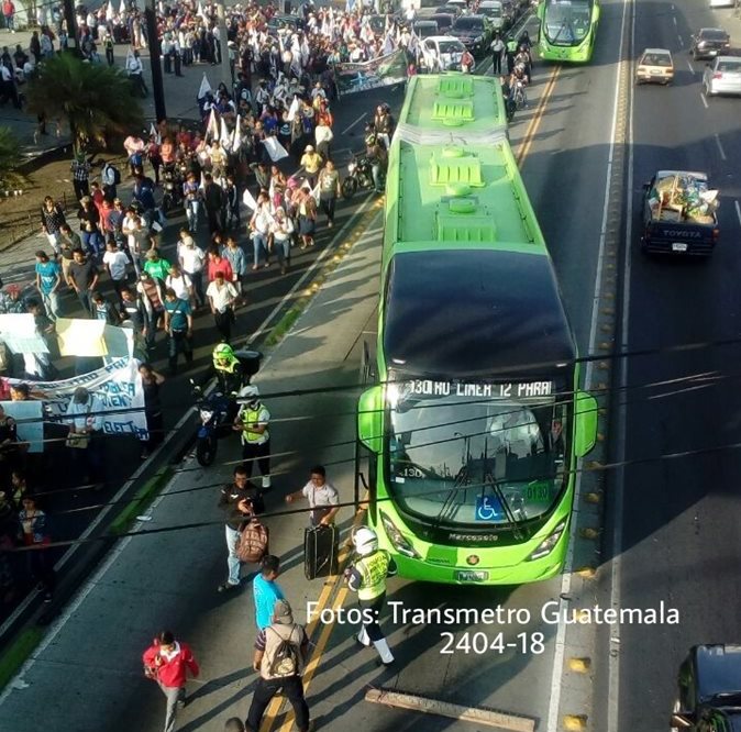Manifestantes usan tablas con clavos para impedir el paso del Transmetro en la Aguilar Batres. (Foto Prensa Libre: Cortesía).