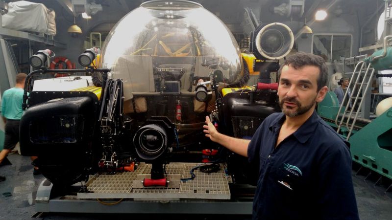 El uruguayo Alejandro Simone es uno de los ingenieros encargados del funcionamiento de los submarinos como parte de la tripulación del Alucia. (Marcos González/BBC Mundo).