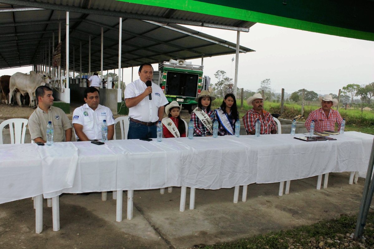 Henry Vásquez, viceministro de Agricultura (de pie) en inauguración de la feria ganadera el El Chal, Petén. (Foto Prensa Libre: Walfredo Obando)