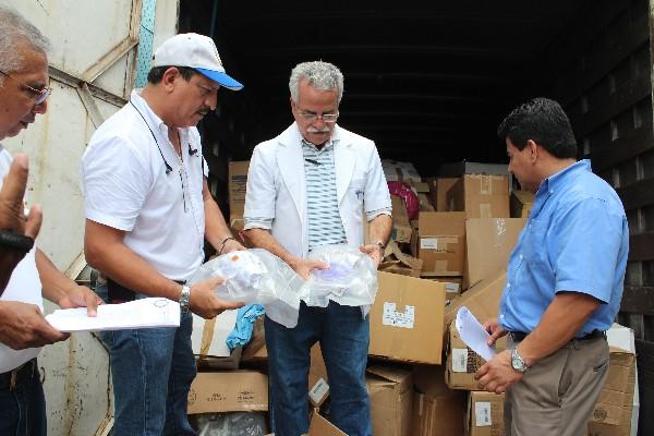 personal del   hospital de Coatepeque y empresa Banasa revisan equipo donado.