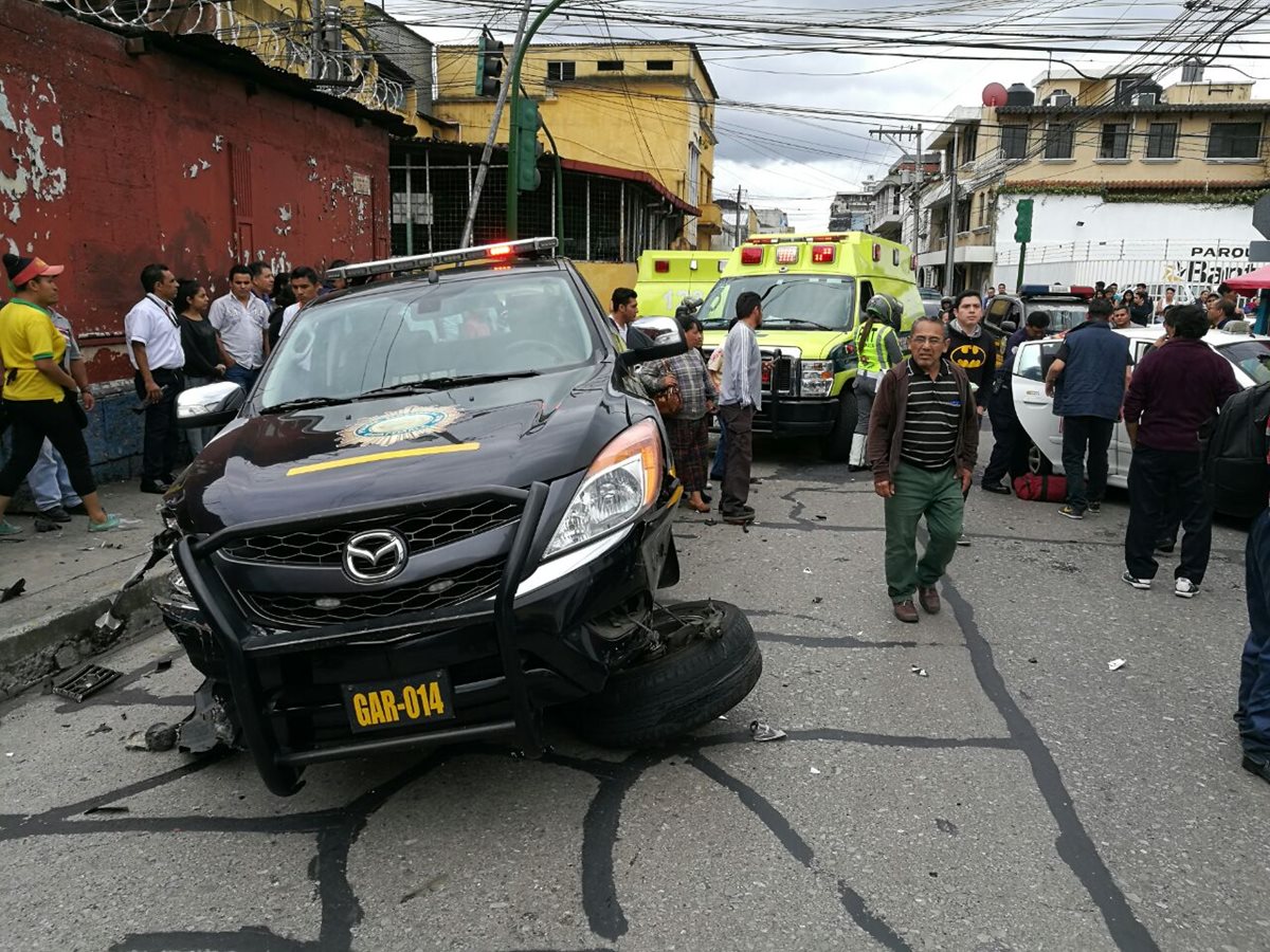 La PNC impactó un taxi al momento en que estaba en persecución de un sospechoso armado. (Foto Prensa Libre: Cortesía Alejandro Escobar)