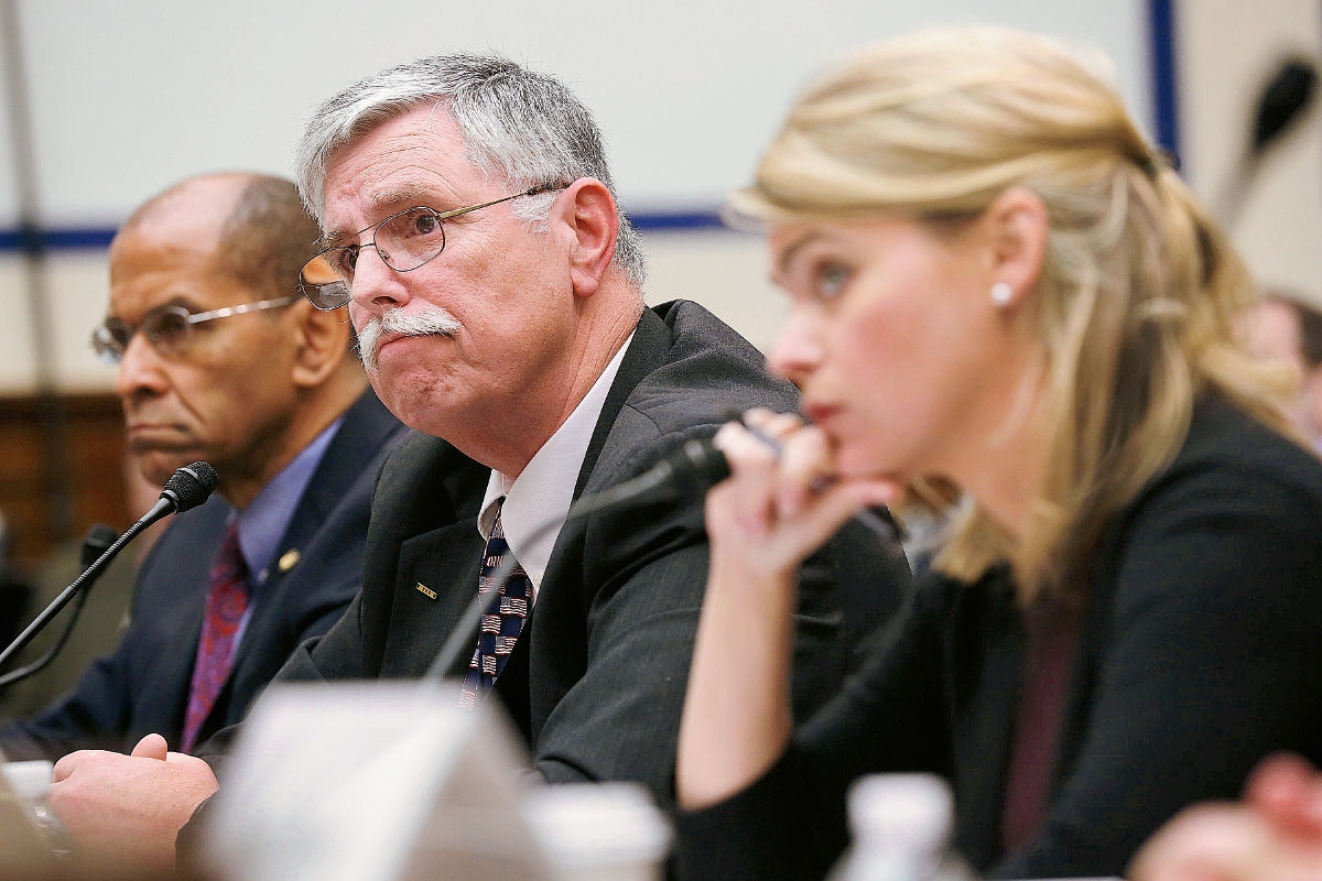 Senadores discuten la iniciativa para modificar la recolección de registros telefónicos.(Foto Prensa Libre:AP).