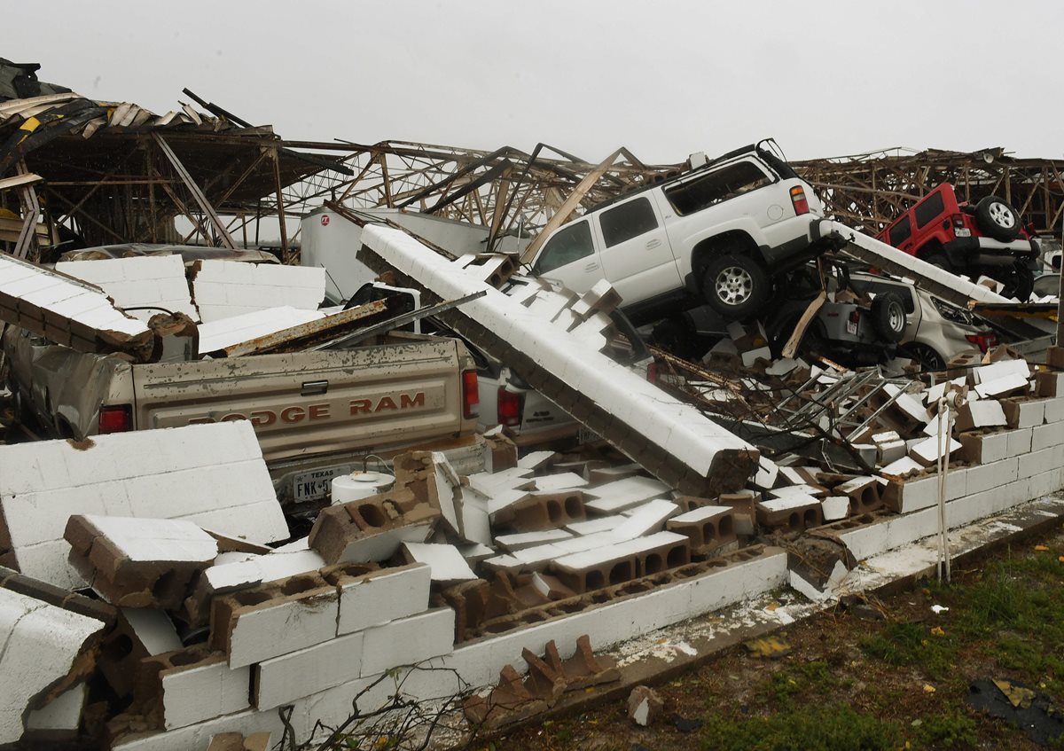 Un edificio y varios vehículos quedaron dañados por el paso del huracán Harvey golpeó Rockport,Texas. (Foto Prensa Libre: AFP).
