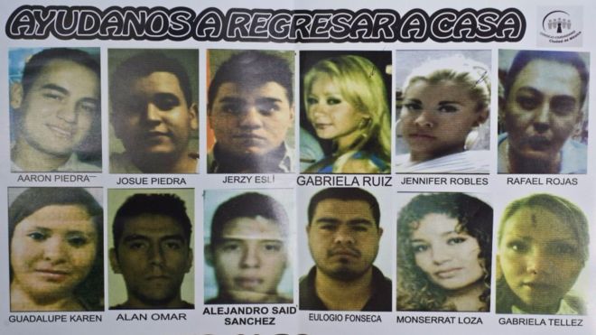 Cartel con fotos de los jóvenes desaparecidos en el Bar Heaven, en 2013. AFP