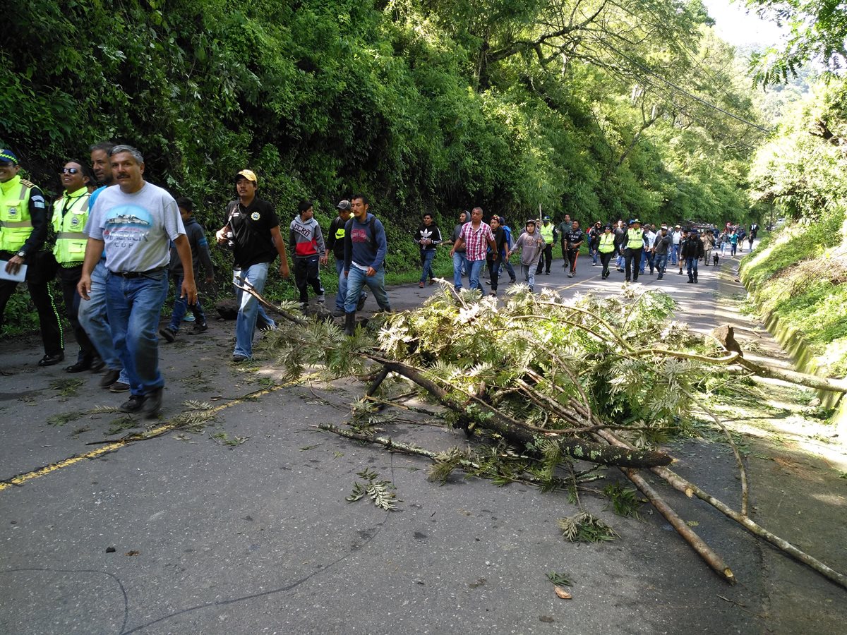 Pobladores bloquearon el paso hacia Panajachel, por al menos ocho horas. (Foto Prensa Libre: Ángel Julajuj)