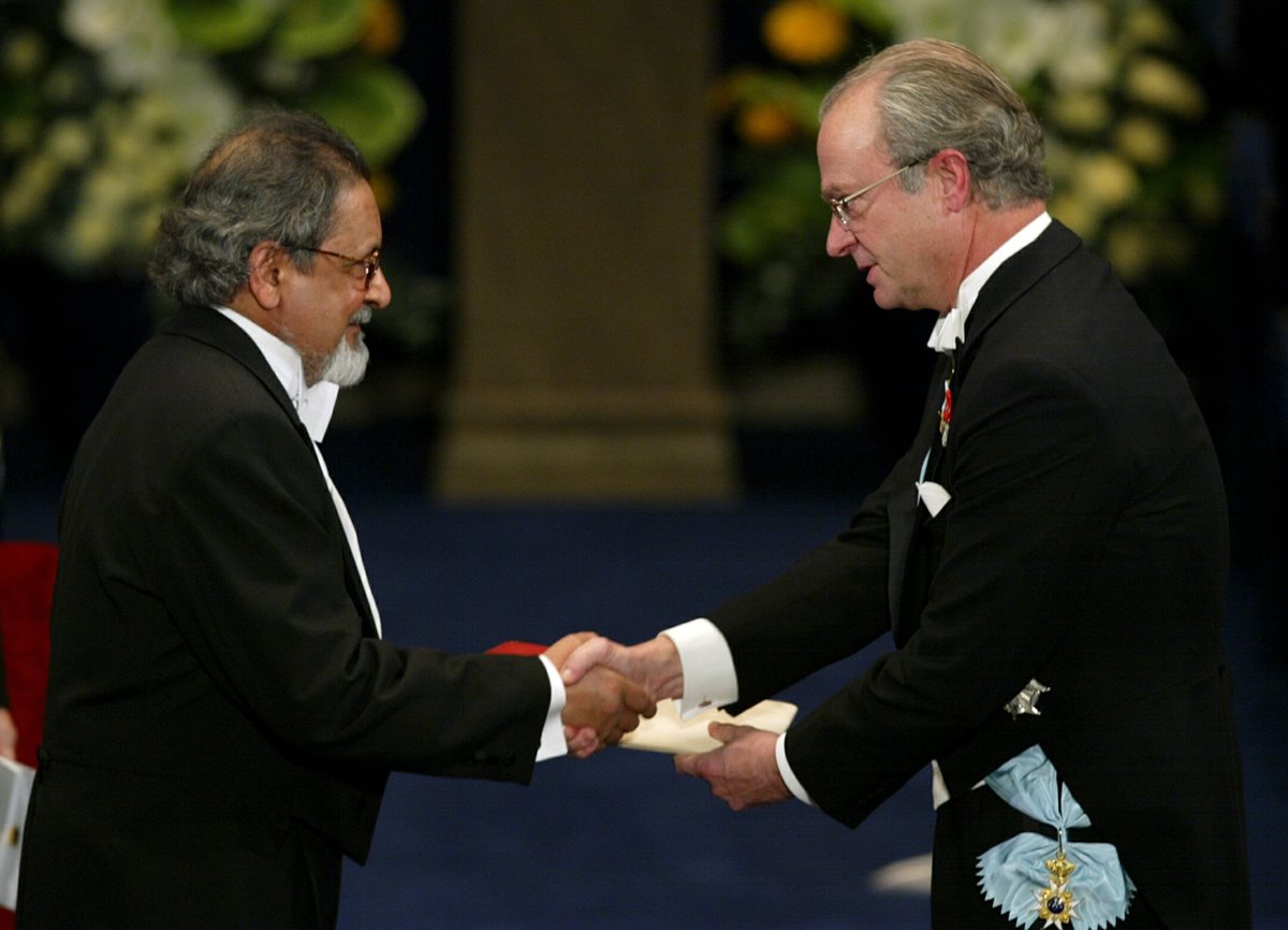 V.S. Naipaul (izquierda), durante la entrega del Premio Nobel de Literatura, en 2001 (Foto Prensa Libre: AFP).