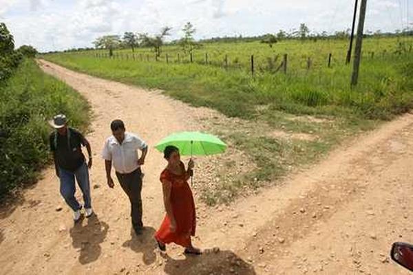 Comunitarios caminan sobre el terreno donde fue perpetrada la masacre de 201 campesinos en la aldea Dos Erres, La Libertad, Petén. (Foto Prensa Libre: Archivo)
