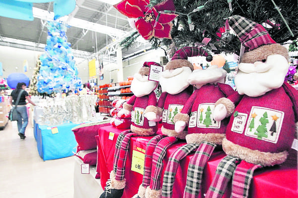 Los pasillos de los principales centros comerciales se han llenado de artículos navideños. (Foto Prensa Libre:  Álvaro Interiano)
