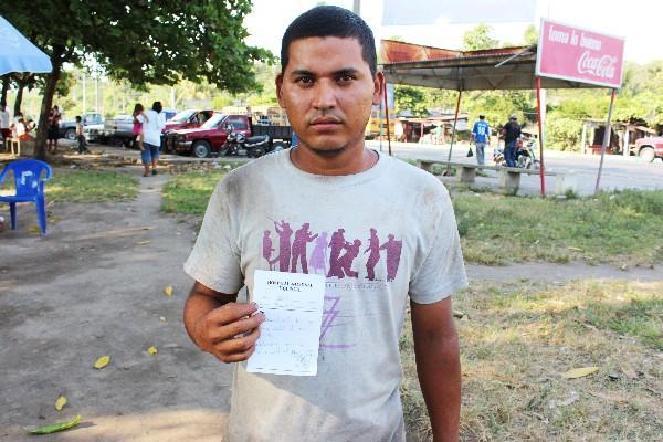 Paciente muestra una receta que le entregaron para que compre la medicina.