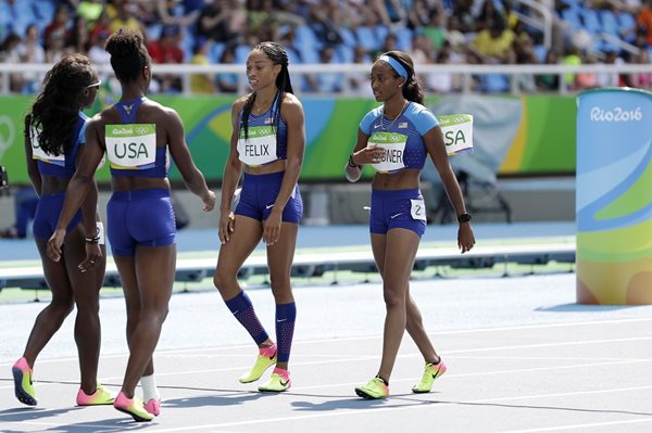 El equipo femenino de Estados Unidos se muestra decepcionado, después de quedar eliminado en la prueba de relevos 4x100 metros (Foto Prensa Libre: AP)