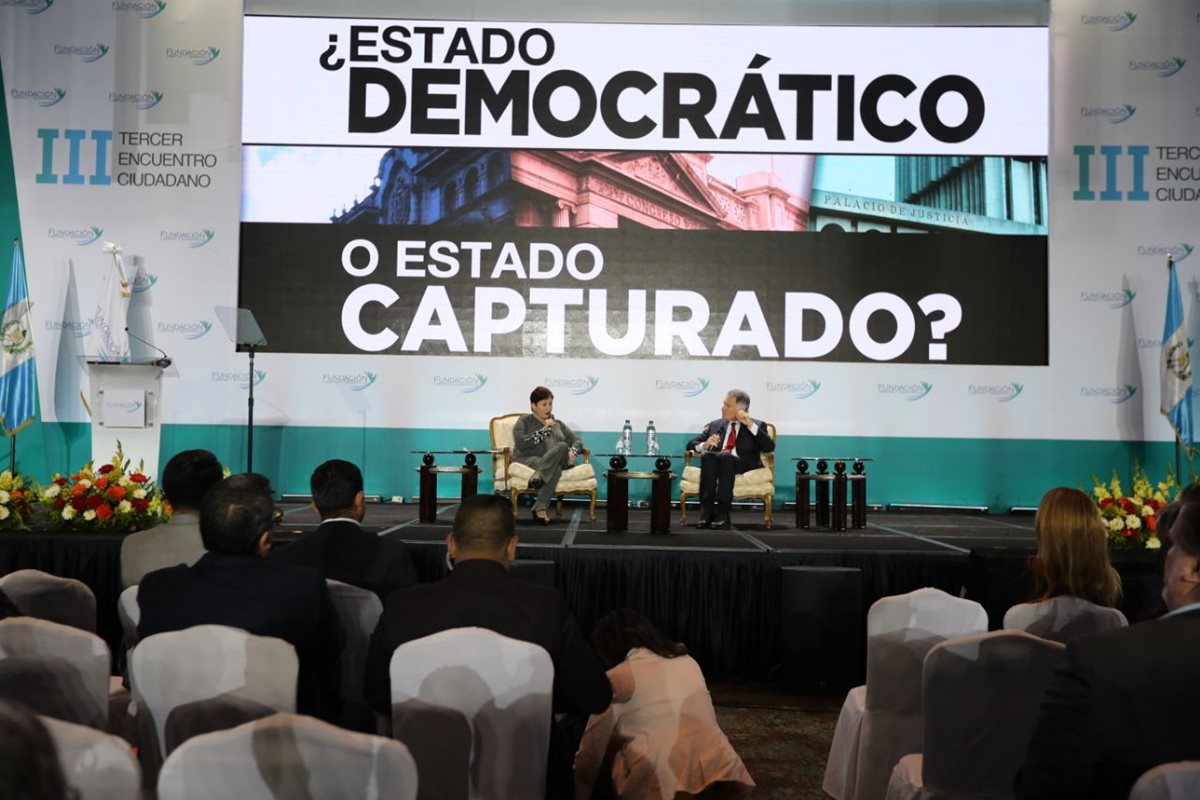 Thelma Aldana, fiscal general y el empresario Dionisio Gutiérrez durante su participación en el Tercer Encuentro Ciudadano. (Foto Prensa Libre: Érick Ávila)