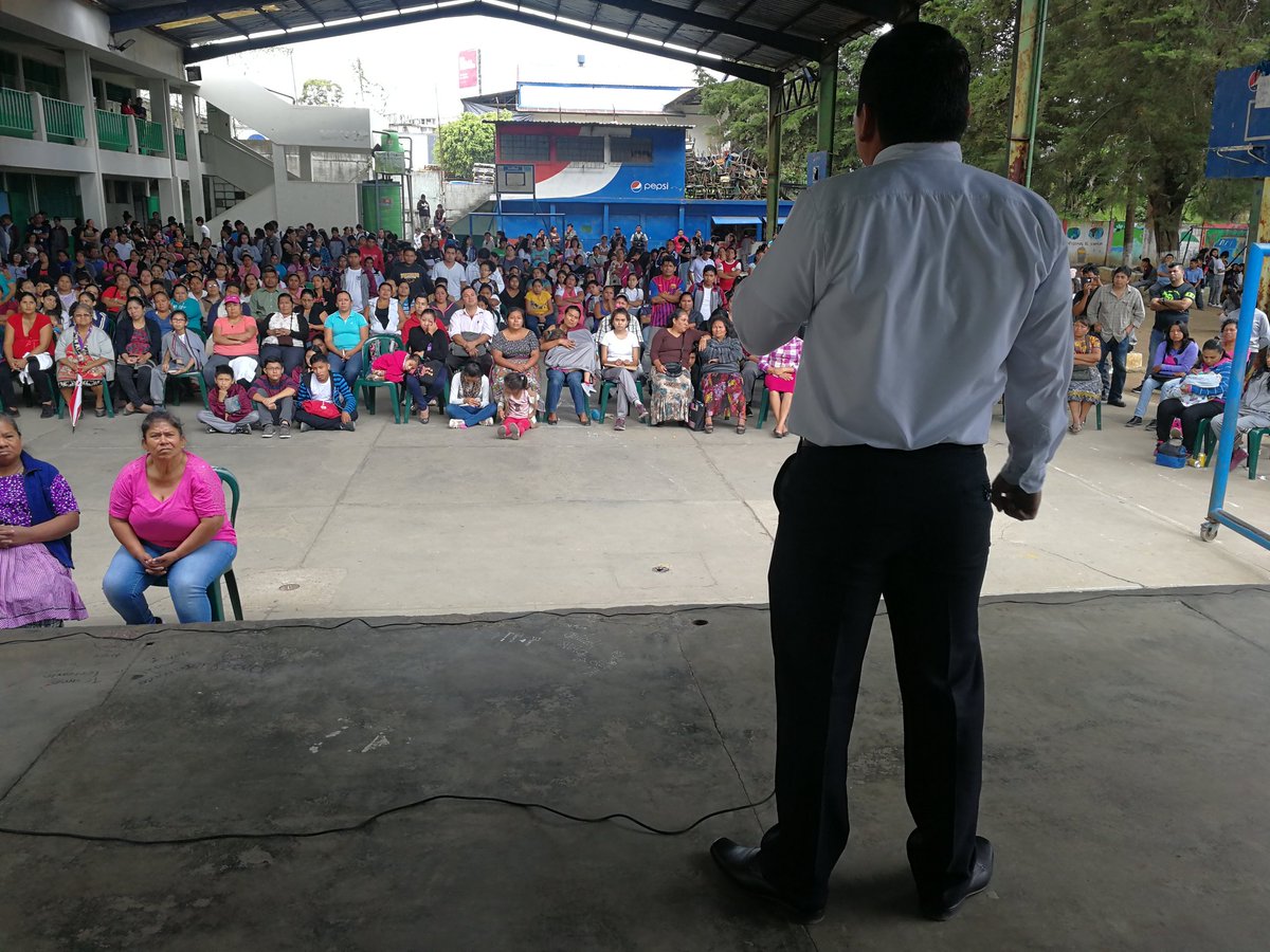 Un expandillero comparte su testimonio en un instituto de la zona 17. (Foto Prensa Libre: Estuardo Paredes)