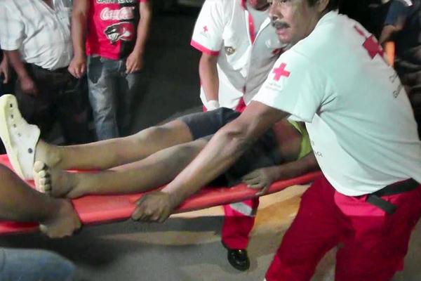 Socorristas de Cruz Roja ingresan al hospital regional de Coatepeque, Quetzaltenango, a la menor herida de bala (Foto Prensa Libre: Alexander Coyoy) <br _mce_bogus="1"/>