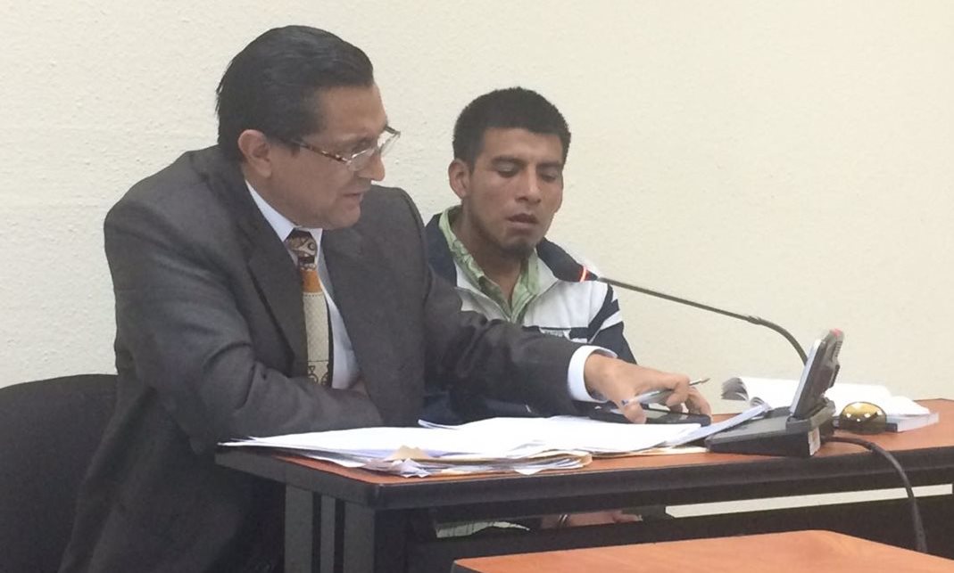 Benjamín Mejía –derecha– escucha condena junto a abogado defensor en el Tribunal de Sentencia de Quetzaltenango. (Foto Prensa Libre: María José Longo)