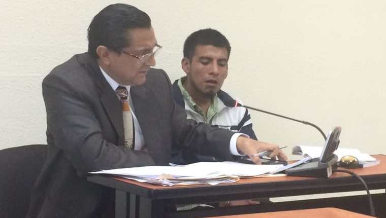 Benjamín Mejía –derecha– escucha condena junto a abogado defensor en el Tribunal de Sentencia de Quetzaltenango. (Foto Prensa Libre: María José Longo)