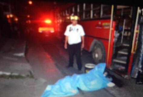 El pasajero de un bus fue atacado cuando descendía del bus en la colonia Belén, zona 7 de Mixco. (Foto Prensa Libre: CBV)