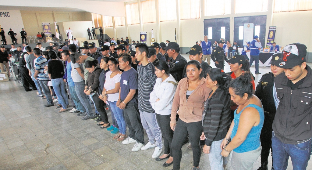 Las masivas detenciones de personas implicadas en estructuras criminales dedicadas a la extorsión no frenan ese delito que agobia a los guatemaltecos. (Foto Prensa Libre)