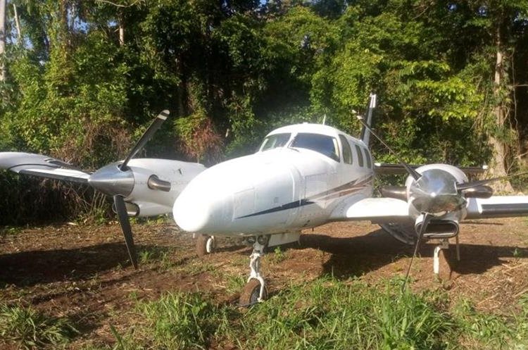 La avioneta fue localizada en una pista clandestina en la comunidad Las Ruinas, en La Libertad, Petén. (Foto Prensa Libre: PNC)