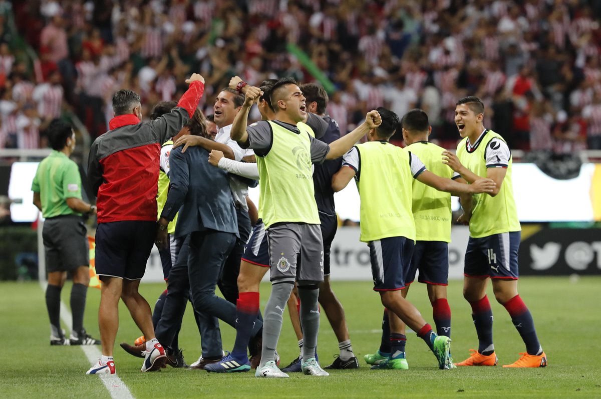 Jugadores del Chivas festejan luego de una de las anotaciones que les permitió el título de la Liga de Campeones de la Concacaf. (Foto Prensa Libre: EFE)