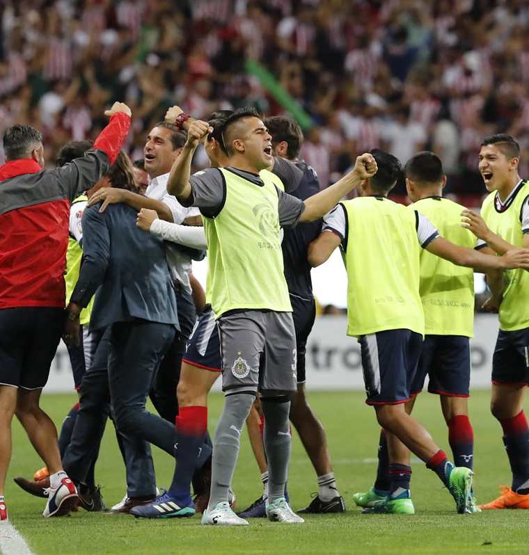 Jugadores del Chivas festejan luego de una de las anotaciones que les permitió el título de la Liga de Campeones de la Concacaf. (Foto Prensa Libre: EFE)