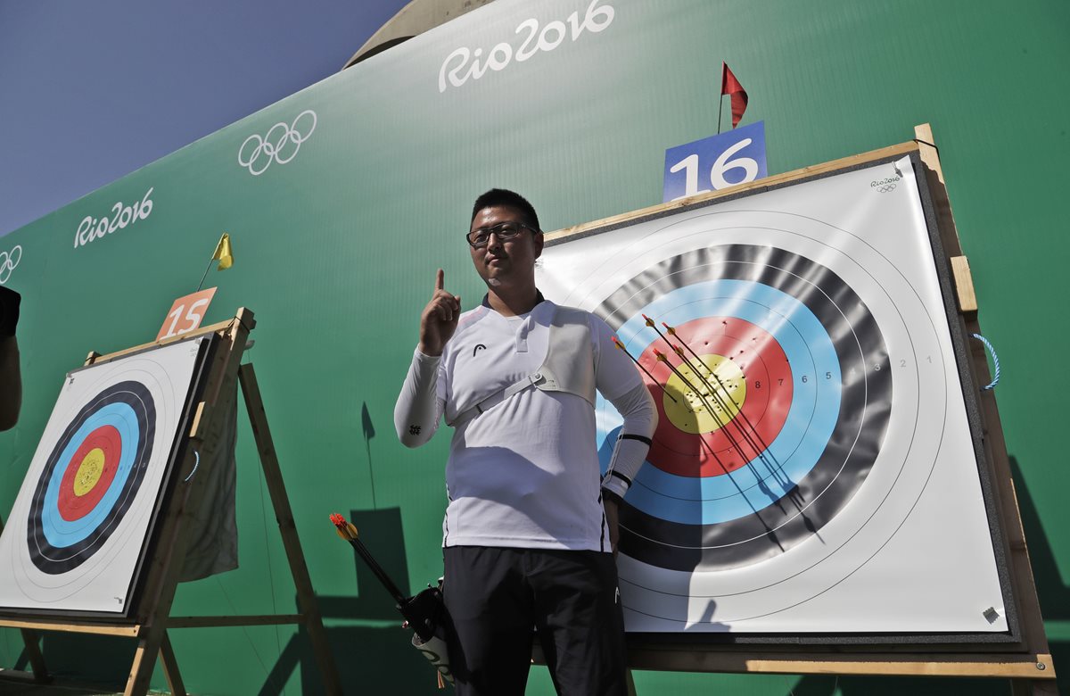 El surcoreano Kim Woo-Jin batió el récord del mundo de tiro con arco en la ronda preliminar del torneo olímpico. (Foto Prensa Libre: AFP)