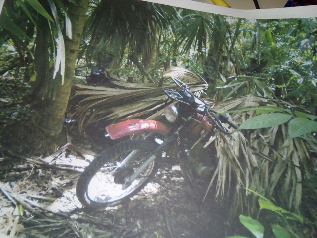 Lugar donde fueron localizadas las motocicletas de los presuntos delincuentes en el Parque Nacional Tikal, en Flores, Petén. (Foto Prensa Libre: Rigoberto Escobar).