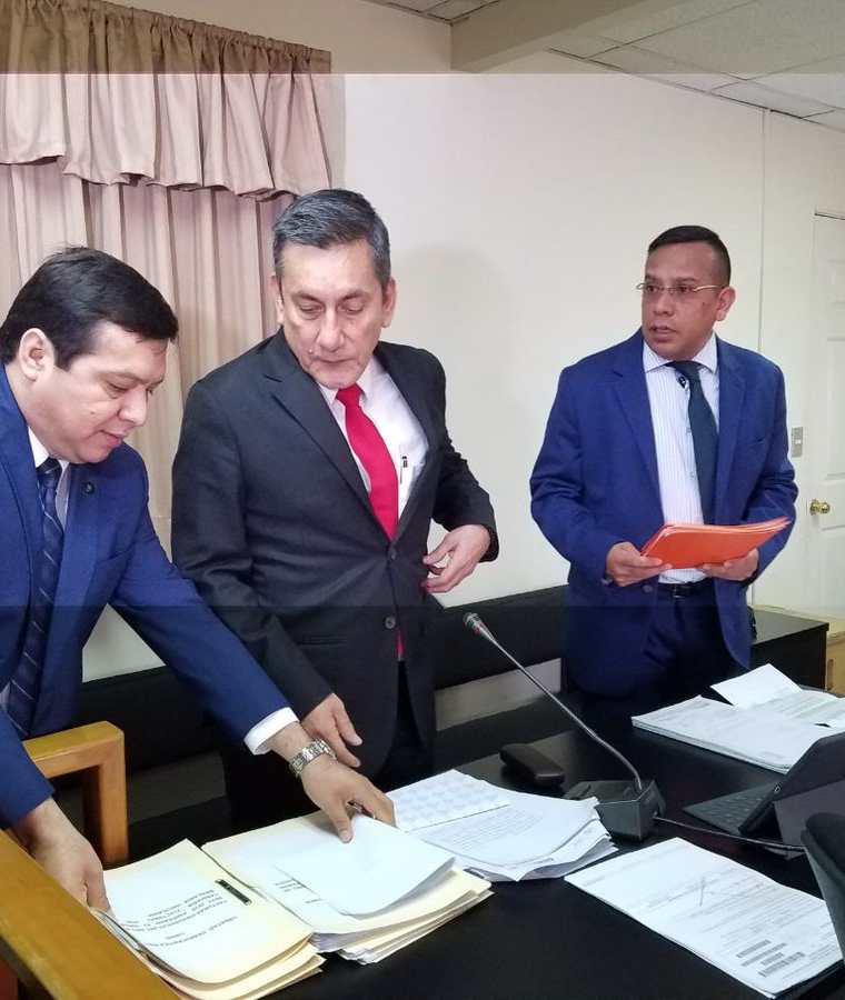 Diputado Roberto Villate llegó a la Torre de Tribunales a presentar sus pruebas de descargo. (Foto Prensa Libre: La Red)
