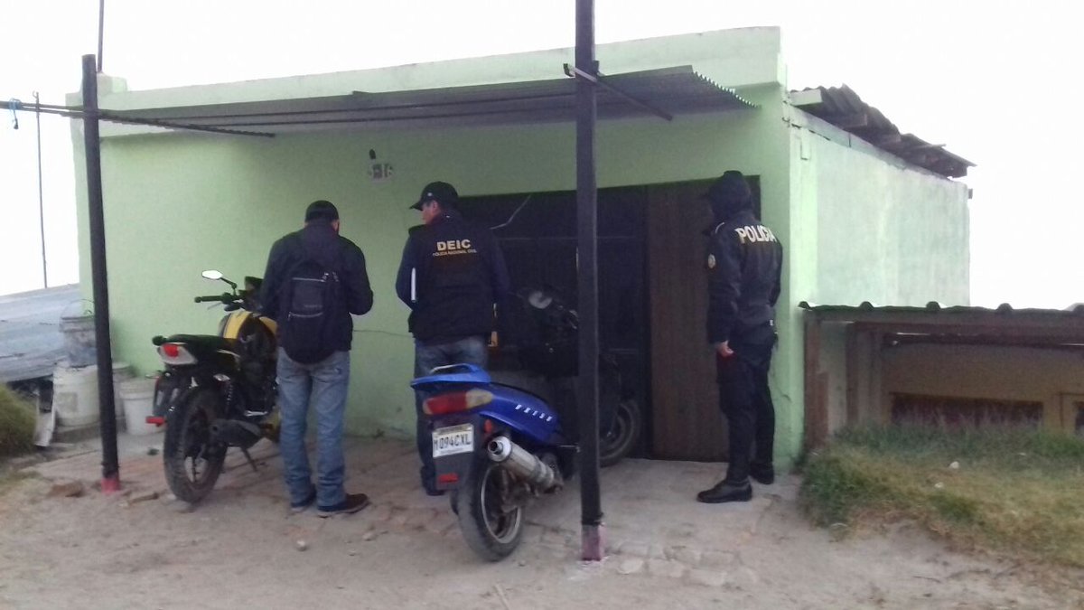 Los allanamientos se llevan a cabo en la zona urbana de Quetzaltenango. (Foto Prensa Libre: Policía Nacional Civil)
