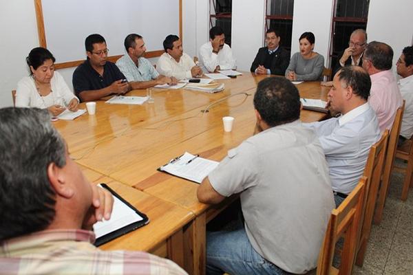 Reunión entre magistrados del OJ y el Concejo de Cobán, para definir la construcción de un complejo judicial. (Foto Prensa Libre: Eduardo Sam)<br _mce_bogus="1"/>