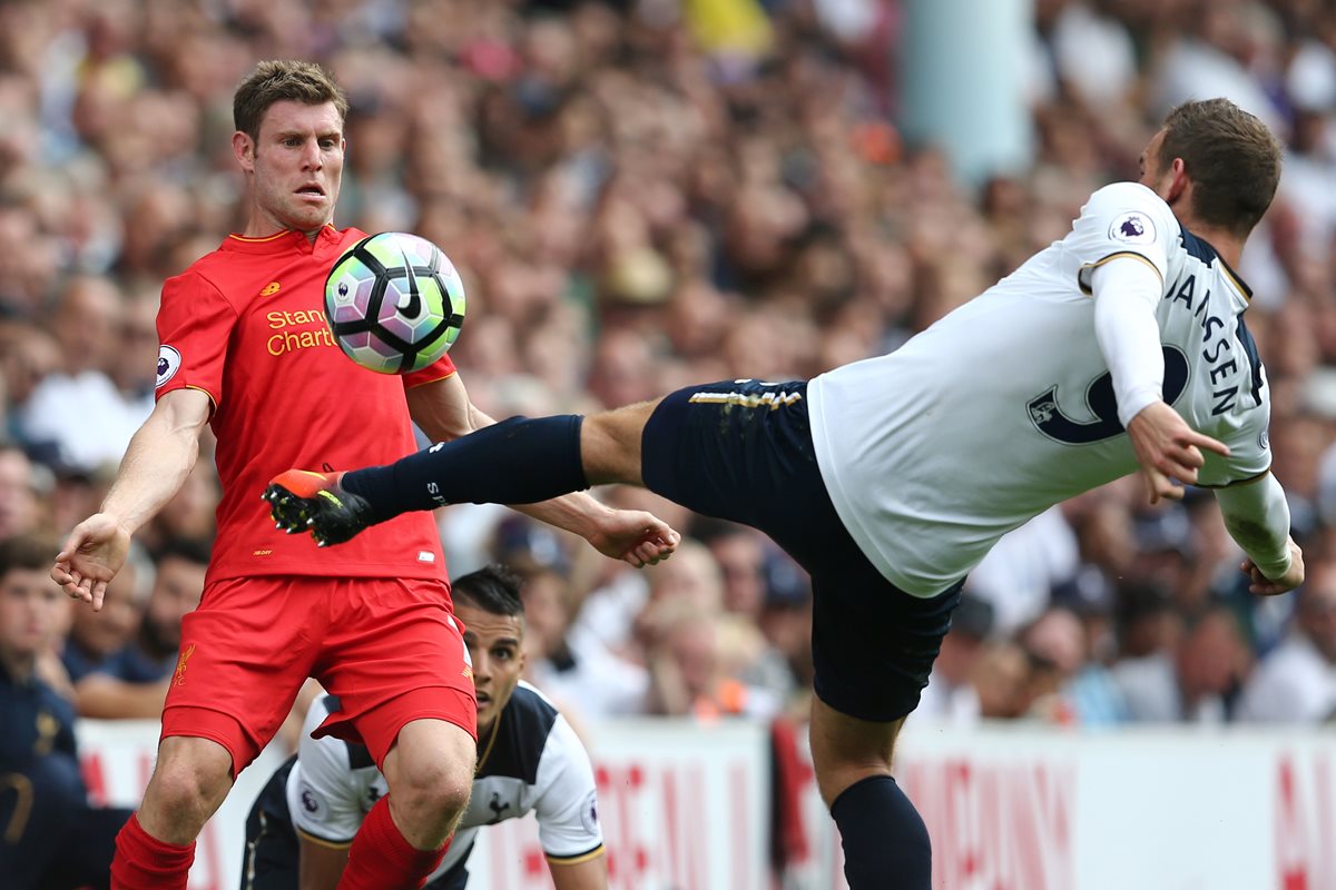 Milner, de lado izquierdo, anotó para el Liverpool esta tarde en White Hart Lane. (Foto Prensa Libre: AFP)