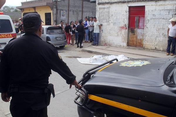 Agentes de la Policía Nacional Civil acordonan escena del crimen en el barrio El Porvenir, Jalapa. (Foto Prensa Libre: Hugo Oliva)