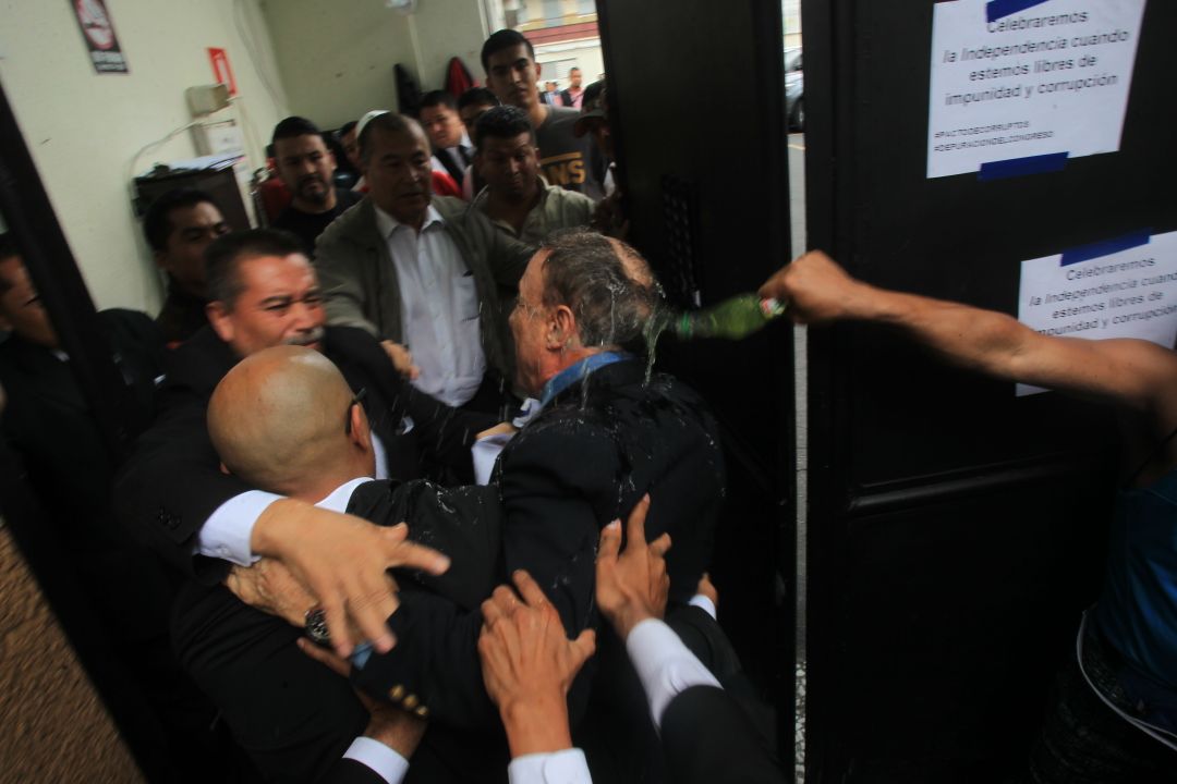 Echan un líquido verde a Fernando Linares. (Foto Prensa Libre: Estuardo Paredes)