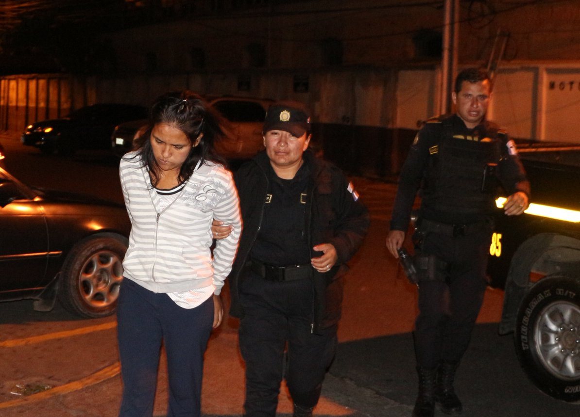 Jennifer Jazmín Xiloj Rivera al momento de la detención. (Foto Prensa Libre: PNC)