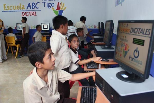 Estudiantes de  la  Escuela  Segunda Lotificación, en Santa Elena, se benefician con un aula virtual donada por Fundación Tigo. (Foto Prensa Libre: Rigoberto Escobar)