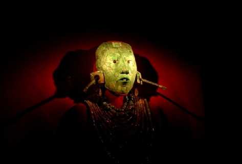 Un centenar de obras de arte mayas, incluyendo célebres máscaras de jade que nunca habían salido de México, se exponen en París