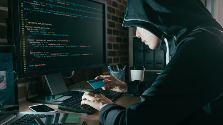 Los hackers crean una identidad falsa para engañar a tu operadora móvil y acceder a tus datos bancarios. (Getty Images).