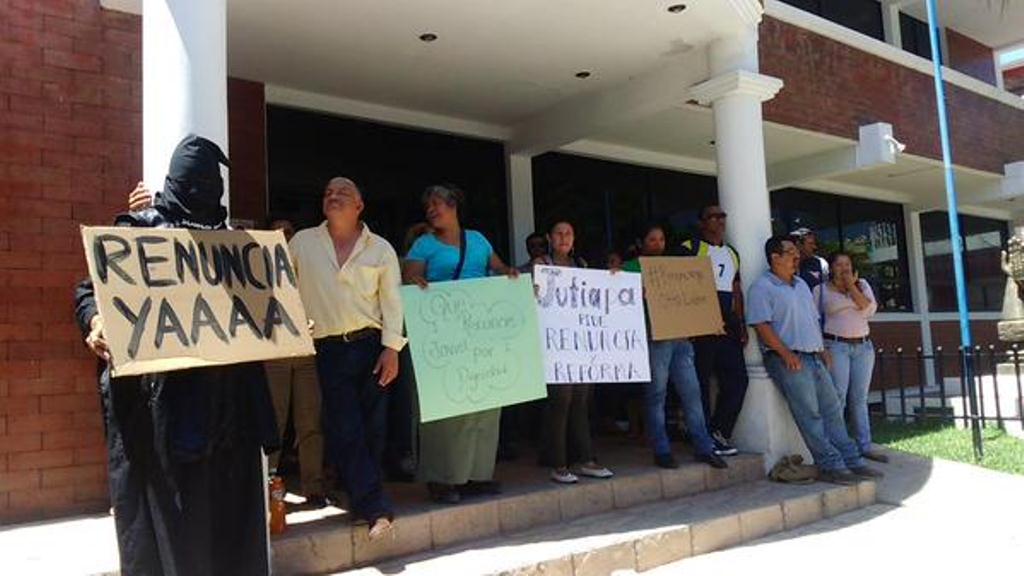 Docentes y estudiantes protestan en Jutiapa para pedir que Pérez Molina abandone el cargo. (Foto Prensa Libre: Óscar González)