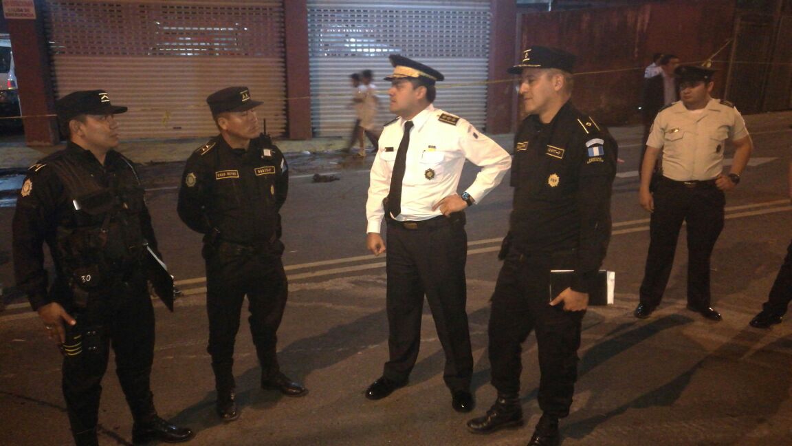 Autoridades de la Policía Nacional Civil (PNC) llegaron anoche al lugar del ataque en la zona 7. (Foto, Prensa Libre: Twitter de PNC)