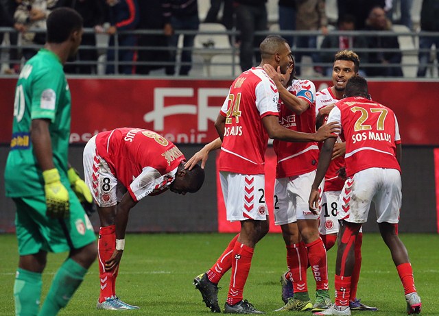 Reims celebra el triunfo de este viernes, que significa la cuarta victoria de la temporada, en ocho jornadas. (Foto Prensa Libre: AFP)