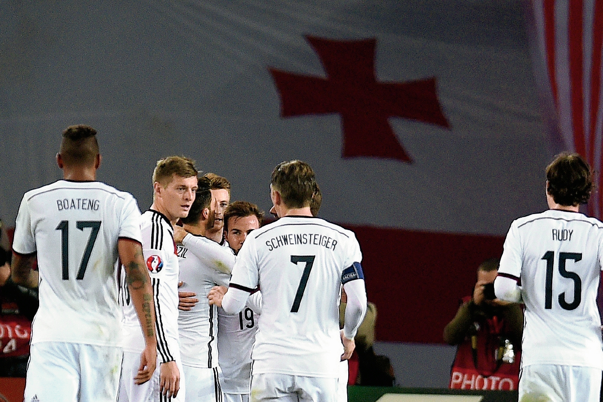 Los jugadores alemanes celebran uno de los goles este domingo. (Foto Prensa Libre:AFP)