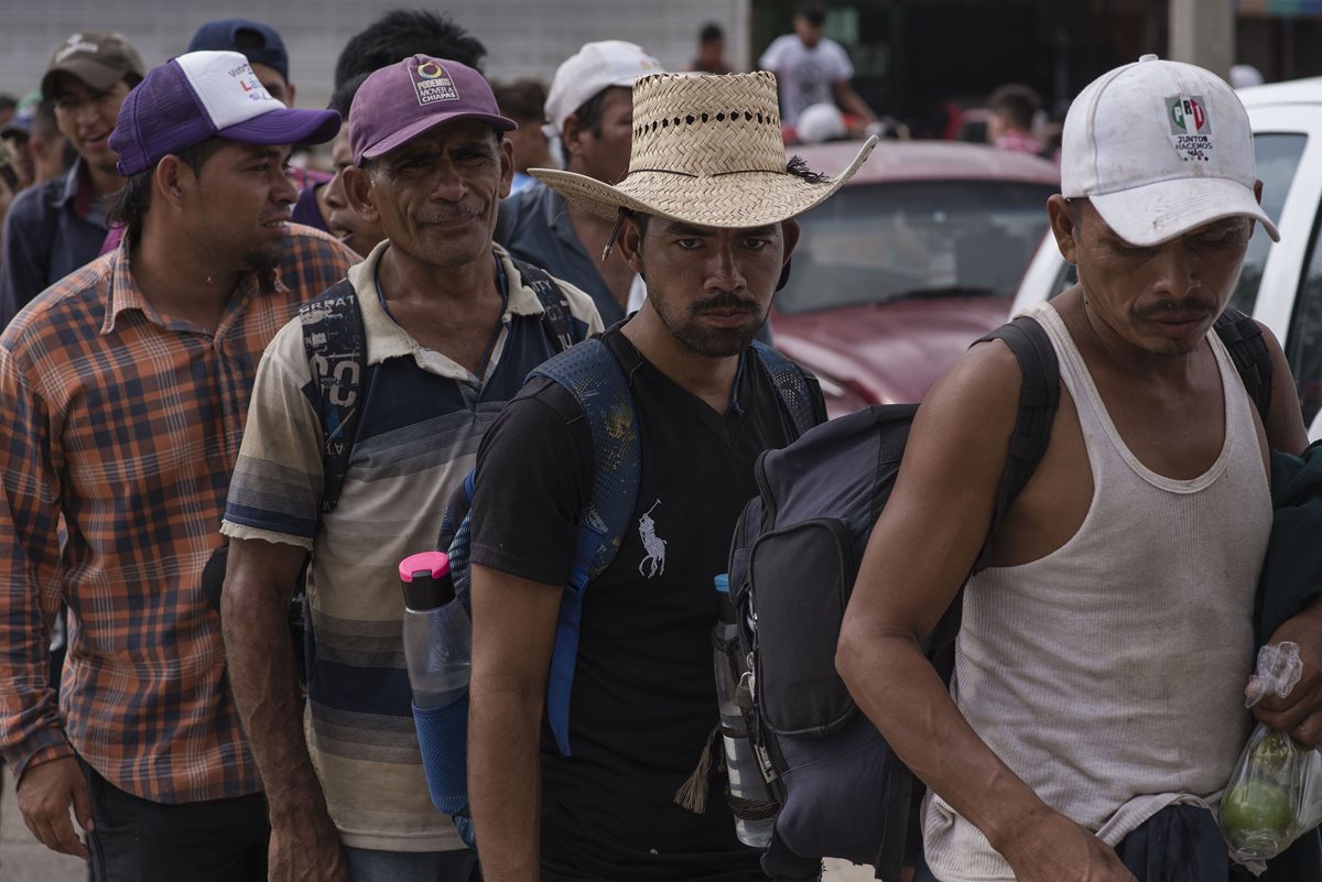 Los migrantes se movilizan en caravanas y, según los gobiernos de la región, tienen instrucciones de no pedir ayuda a instituciones oficiales. (Foto Prensa Libre: EFE)