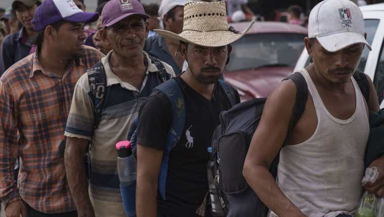Los migrantes se movilizan en caravanas y, según los gobiernos de la región, tienen instrucciones de no pedir ayuda a instituciones oficiales. (Foto Prensa Libre: EFE)