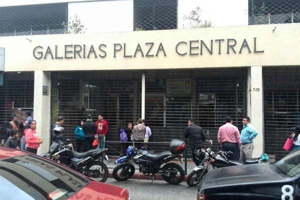 Delincuentes ingresan a comercial de la zona 1 con el fin de saquear cajero automático. (Foto Prensa Libre. E. Ávila)