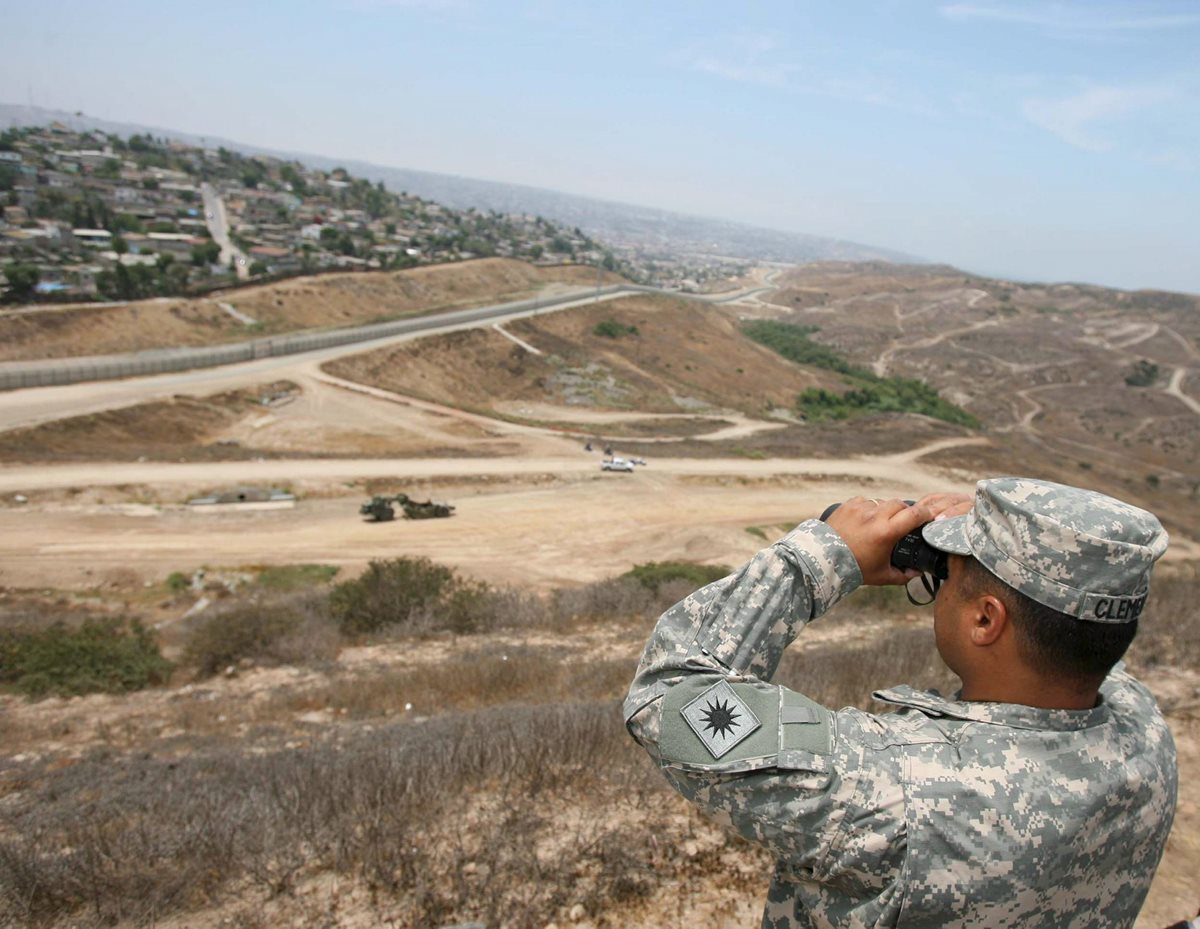 Confirman el despliegue de 2 mil 400 soldados en frontera de EE.UU. con México