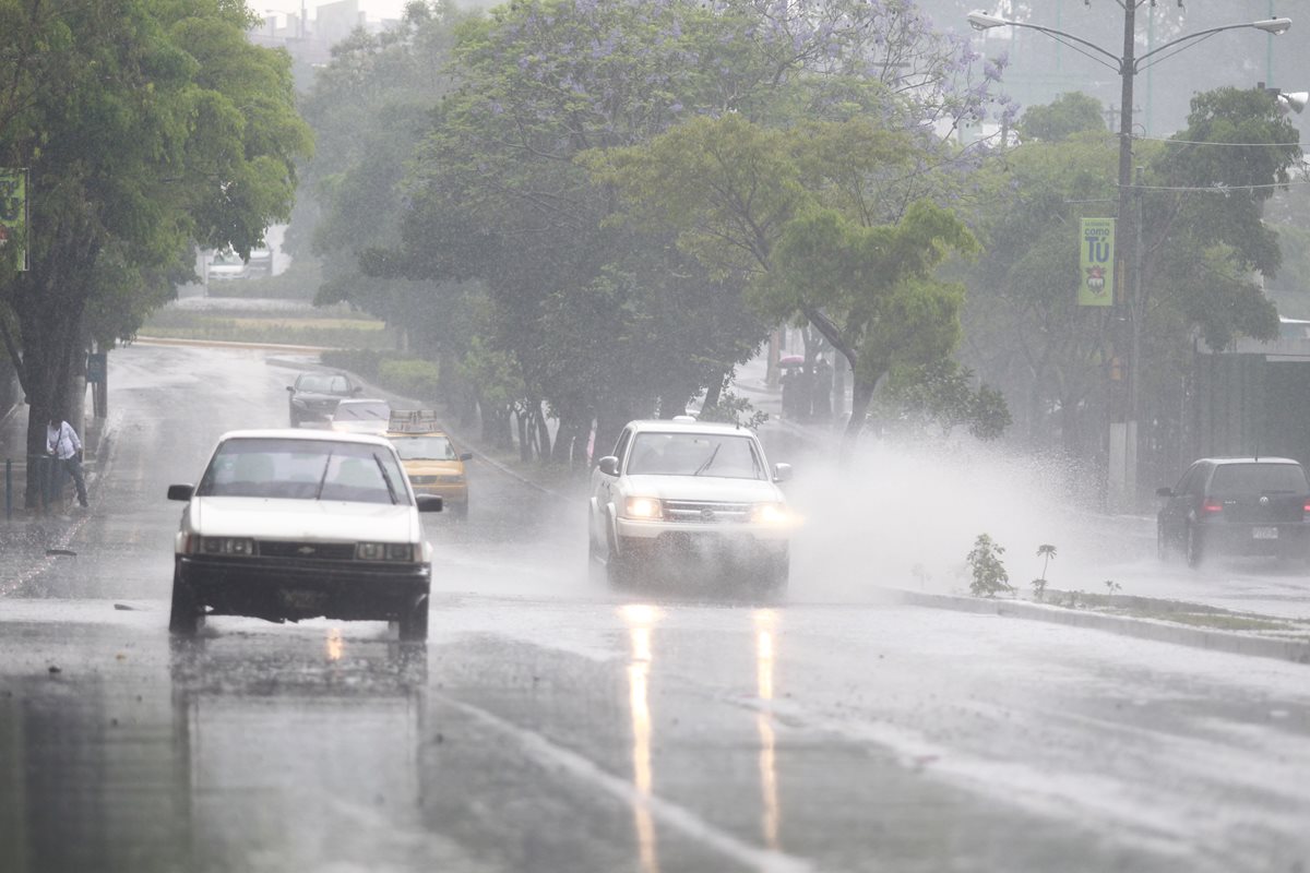 La capital será afectada por lluvias las tardes de este fin de semana. (Foto Prensa Libre: HemerotecaPL)