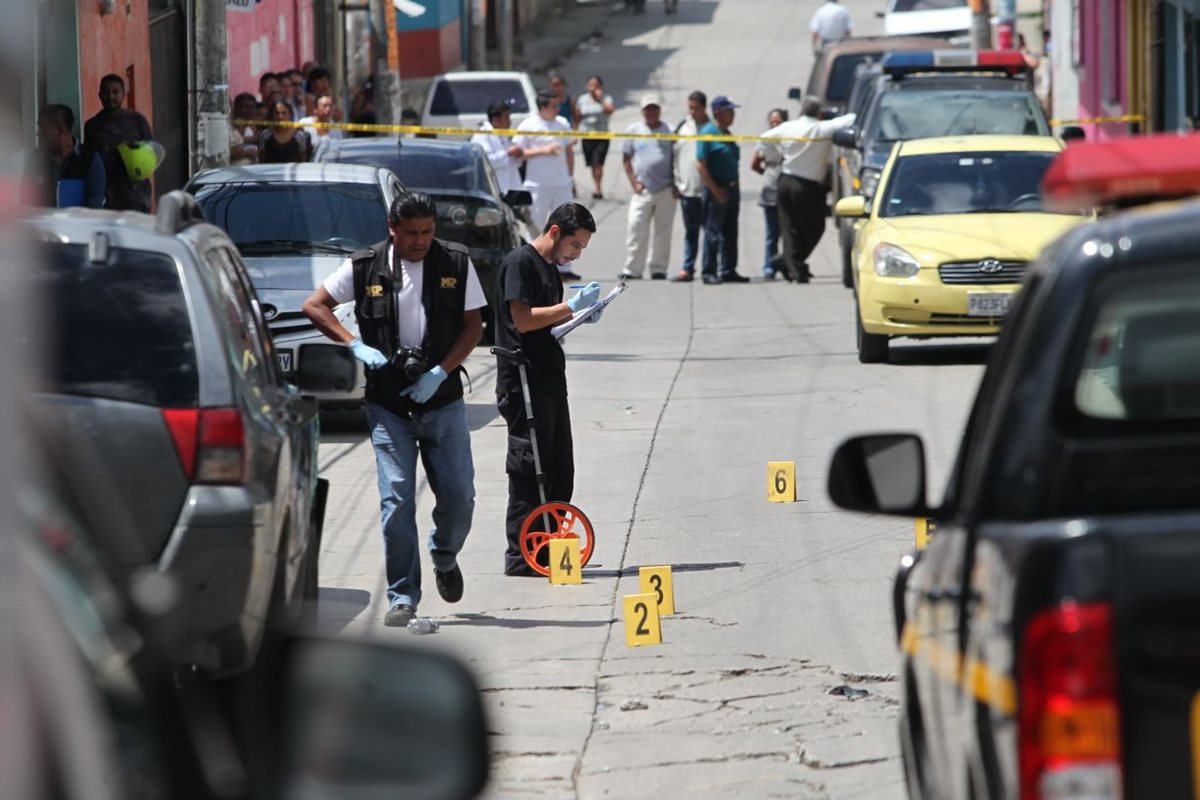 Un hombre murió baleado en la colonia Belén, zona 7 de Mixco. (Foto Prensa Libre: Érick Ávila)