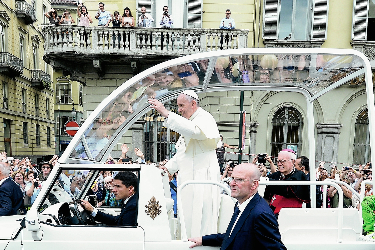 El papa Francisco saluda a los fieles desde el papamóvil en un pase que hizo en Turín, Italia. (Foto Prensa Libre: AP