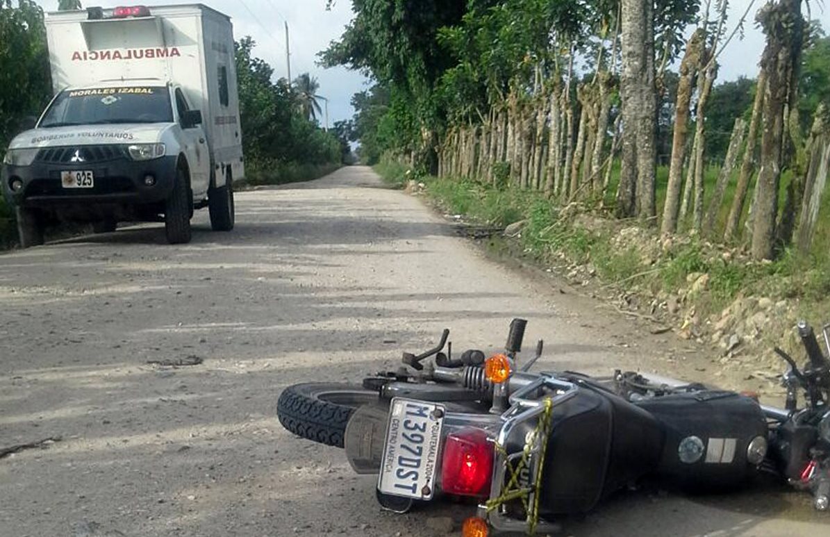 A 10 metros de la motocicleta quedó el cuerpo de Fredy Molina quien cayó de la moto, el camino a aldea Suiche Quebrada, Morales, Izabal. (Foto Prensa Libre: Dony Stewart)