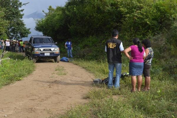 Las autoridades investigan el ataque contra los comerciantes. (Foto Prensa Libre: Julio Vargas).